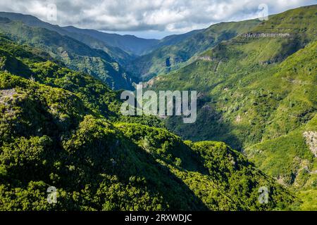 Vista panoramica con droni della zona dei sentieri escursionistici Levada das 25 Fontes vicino a Rabac, Madeira, Portogallo Foto Stock