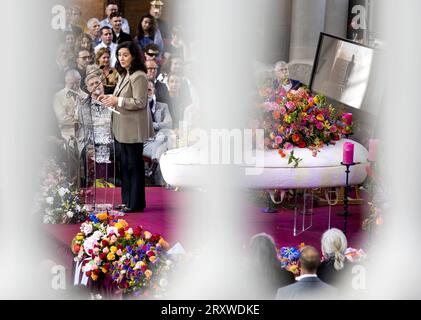 AMSTERDAM - il sindaco Femke Halsema tiene un discorso durante il servizio funebre di Erwin Olaf nel Westerkerk. Il fotografo di fama mondiale è morto all'età di 64 anni mentre si stava riprendendo da un trapianto di polmone. ANP KOEN VAN WEEL paesi bassi fuori - belgio fuori Foto Stock