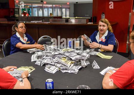 LAS VEGAS, Nevada - SETTEMBRE 26: I membri del Culinary Union hanno votato al Thomas & Mack Center di Las Vegas, Nevada, il 26 settembre 2023. Crediti: DeeCee Carter/MediaPunch Foto Stock