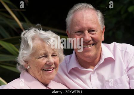 Felicemente sposata coppia anziana in posa davanti alla telecamera - John Gollop Foto Stock