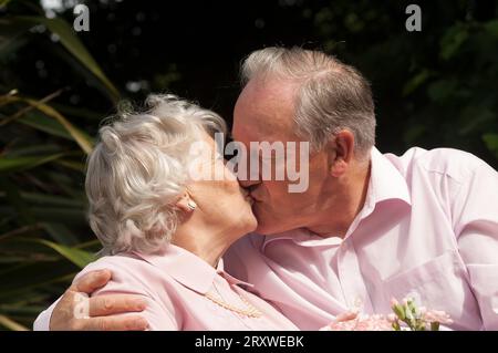 Felicemente sposata coppia anziana in posa davanti alla telecamera - John Gollop Foto Stock