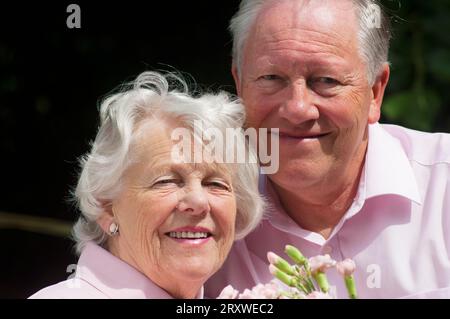 Felicemente sposata coppia anziana in posa davanti alla telecamera - John Gollop Foto Stock