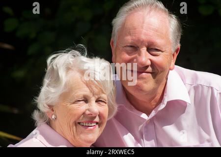 Felicemente sposata coppia anziana in posa davanti alla telecamera - John Gollop Foto Stock