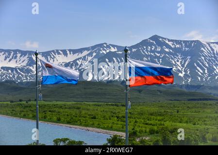 Bandiere di Russia e Kamchatka Kray al logde del lago Kurile, un lago cratere dove il nostro gruppo di osservazione degli orsi ha soggiornato per tre notti Foto Stock