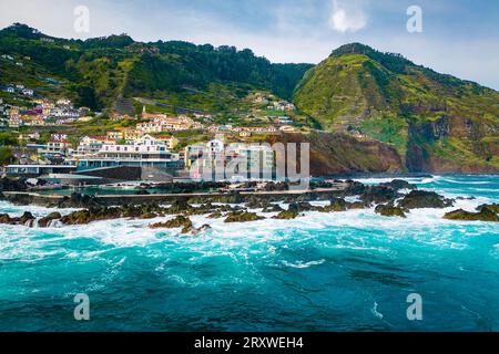 Splendida vista panoramica a volo d'uccello della passeggiata costiera e del lungomare di Porto Moniz, Madeira, Portogallo e delle sue famose piscine naturali di lava Foto Stock