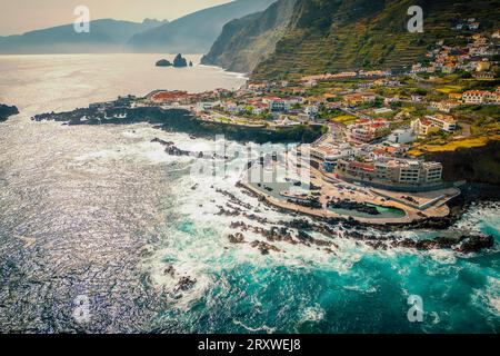 Splendida vista panoramica a volo d'uccello della passeggiata costiera e del lungomare di Porto Moniz, Madeira, Portogallo e delle sue famose piscine naturali di lava Foto Stock