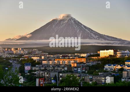 Tramonto su Petropavlovsk-Kamchatskiy, centro amministrativo di Kamchatka Krai, Russia, geograficamente più vicino a San Fancisco che a Mosca Foto Stock