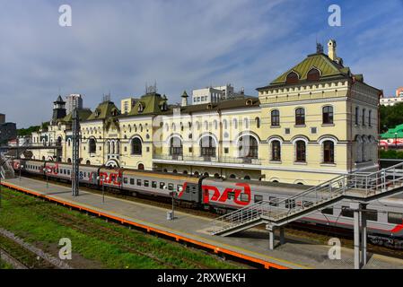 Stazione ferroviaria di Vladivostok, capolinea orientale della ferrovia Transiberiana, prima pietra posata dal futuro zar Nicola II nel 1891 Foto Stock