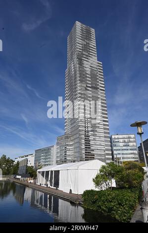 26 settembre 2023, Renania settentrionale-Vestfalia, Colonia: Con 148,1 metri e 43 piani, il Kölnturm di Mediapark è l'edificio per uffici più alto. Foto: Horst Galuschka/dpa Foto Stock