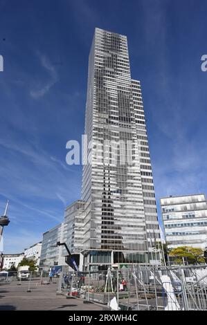 26 settembre 2023, Renania settentrionale-Vestfalia, Colonia: Con 148,1 metri e 43 piani, il Kölnturm di Mediapark è l'edificio per uffici più alto. Foto: Horst Galuschka/dpa Foto Stock