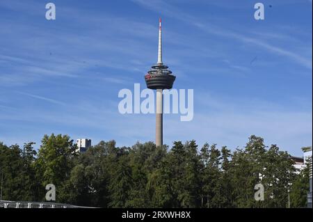 26 settembre 2023, Renania settentrionale-Vestfalia, Colonia: La torre televisiva di Colonia chiamata Colonius è stata costruita dal 1978 e inaugurata il 3 giugno 1981 torre di telecomunicazioni con pubblicità per Telekom. Foto: Horst Galuschka/dpa Foto Stock