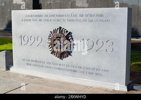 L'Irish National Army Civil War Monument nel cimitero di Glasnevin, Dublino, adiacente alla tomba di Michael Collins. Fotografato poco prima del suo di Foto Stock