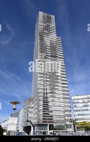 26 settembre 2023, Renania settentrionale-Vestfalia, Colonia: Con 148,1 metri e 43 piani, il Kölnturm di Mediapark è l'edificio per uffici più alto. Foto: Horst Galuschka/dpa Foto Stock