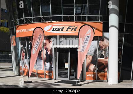 26 settembre 2023, Renania settentrionale-Vestfalia, Colonia: Ingresso al FitnessCenter Just Fit. Oggi, come fornitore regionale, lo studio di fitness è una delle più grandi aziende di fitness in Germania. Foto: Horst Galuschka/dpa Foto Stock