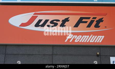 26 settembre 2023, Renania settentrionale-Vestfalia, Colonia: Ingresso al FitnessCenter Just Fit. Oggi, come fornitore regionale, lo studio di fitness è una delle più grandi aziende di fitness in Germania. Foto: Horst Galuschka/dpa Foto Stock