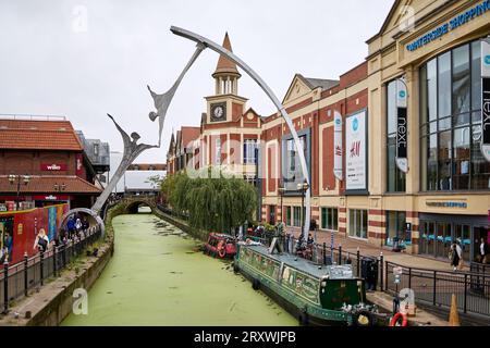 Lincoln, Lincolnshire, Regno Unito, 19 settembre. Veduta del fiume Witham che passa attraverso Lincoln, Lincolnshire, il 19 settembre 2023. Persone non identificate Foto Stock