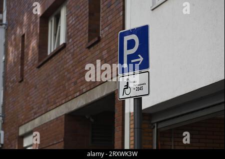 26 settembre 2023, Renania settentrionale-Vestfalia, Colonia: Parcheggio con segnaletica stradale, parcheggio per disabili con numero. Parcheggio per disabili con numero sulla segnaletica. Solo il titolare del numero di badge menzionato è autorizzato a parcheggiare qui foto: Horst Galuschka/dpa Foto Stock