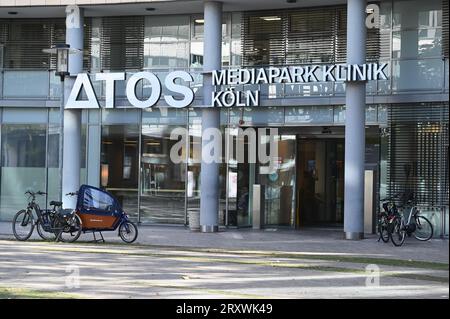 26 settembre 2023, Renania settentrionale-Vestfalia, Colonia: Ingresso all'ATOS Orthoparc Klinik, Mediaparkklink, a Colonia, una clinica ortopedica privata foto: Horst Galuschka/dpa Foto Stock