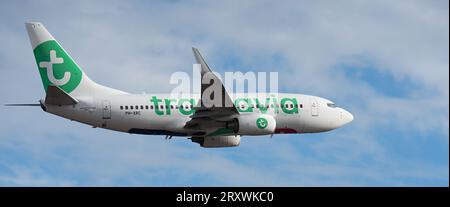 Tenerife, Spagna 16 settembre 2023. Il Boeing 737 di Transavia Airlines vola nel cielo blu Foto Stock