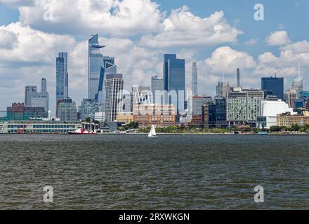 Hudson Yards si stagliano sullo sfondo di Chelsea e del Meatpacking District a Lower Manhattan, visto qui da un traghetto. Foto Stock