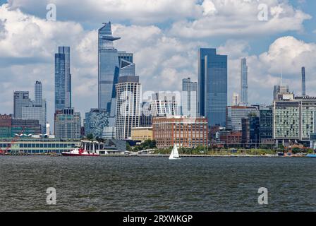 Hudson Yards si stagliano sullo sfondo di Chelsea e del Meatpacking District a Lower Manhattan, visto qui da un traghetto. Foto Stock