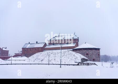 Castello di Hame (Tavastia castello) in una giornata innevata in inverno. Hameenlinna, Finlandia. Foto Stock