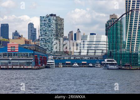 Il complesso sportivo/ricreativo Chelsea Piers si estende su tre moli del fiume Hudson; il condominio 100 11th Avenue e il quartier generale IAC sono dietro. Foto Stock