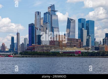 La riqualificazione di Hudson Yards crea un nuovo skyline del fiume Hudson, oscurando i precedenti monumenti storici come Chelsea Piers e Starrett Lehigh Building. Foto Stock