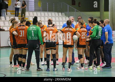 Gijon, Spagna, 26 settembre 2023: I giocatori di Super Amara Bera Bera festeggiano la vittoria durante l'8° Matchday della Liga Guerreras Iberdrola 2023-24 tra Motive.co Gijon Balonmano la Calzada e Super Amara Bera Bera, il 26 settembre 2023, presso il Padiglione sportivo la Arena, a Gijón, in Spagna. (Foto di Alberto Brevers / Pacific Press) Foto Stock