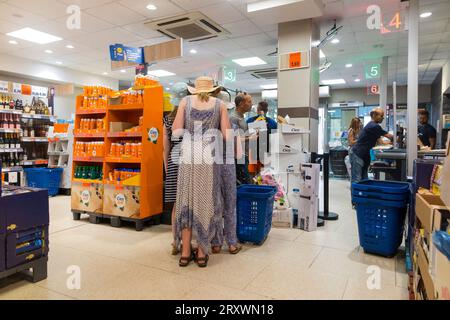 All'interno del supermercato Lidl Discounter, con gente che fa shopping/shopping, a Nizza in Francia. (135) Foto Stock