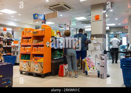 All'interno del supermercato Lidl Discounter, con gente che fa shopping/shopping, a Nizza in Francia. (135) Foto Stock