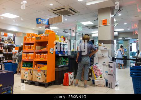 All'interno del supermercato Lidl Discounter, con gente che fa shopping/shopping, a Nizza in Francia. (135) Foto Stock