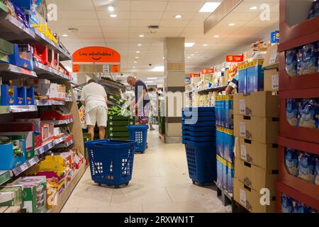 All'interno del supermercato Lidl Discounter, con gente che fa shopping/shopping, a Nizza in Francia. (135) Foto Stock