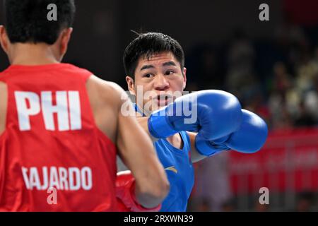 (230927) -- HANGZHOU, 27 settembre 2023 (Xinhua) -- Wang Xiangyang della Cina (blu) compete contro Mark Ashley Fajardo delle Filippine durante il turno preliminare di boxe maschile di 57-63 kg tra Cina e Filippine ai 19 Giochi asiatici di Hangzhou, nella provincia dello Zhejiang della Cina orientale, 27 settembre 2023. (Xinhua/Zhan Yan) Foto Stock