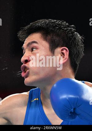 (230927) -- HANGZHOU, 27 settembre 2023 (Xinhua) -- Wang Xiangyang della Cina compete contro Mark Ashley Fajardo delle Filippine durante il turno preliminare di pugilato maschile di 57-63 kg di 16 tra Cina e Filippine ai diciannovesimi Giochi asiatici di Hangzhou, nella provincia dello Zhejiang della Cina orientale, 27 settembre 2023. (Xinhua/Zhan Yan) Foto Stock