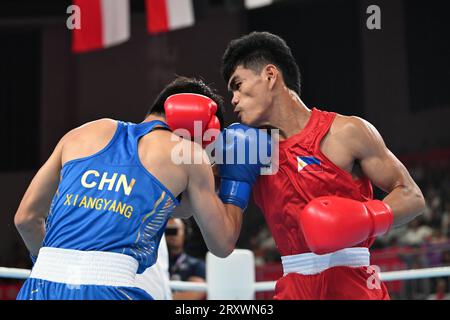 (230927) -- HANGZHOU, 27 settembre 2023 (Xinhua) -- Wang Xiangyang della Cina (blu) compete contro Mark Ashley Fajardo delle Filippine durante il turno preliminare di boxe maschile di 57-63 kg tra Cina e Filippine ai 19 Giochi asiatici di Hangzhou, nella provincia dello Zhejiang della Cina orientale, 27 settembre 2023. (Xinhua/Zhan Yan) Foto Stock