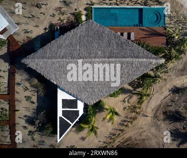 Vista dall'alto della casa per le vacanze con piscina. Casa Leria, Puerto Escindido, Messico. Architetto: TAC Taller Alberto Calleja , 2023. Foto Stock