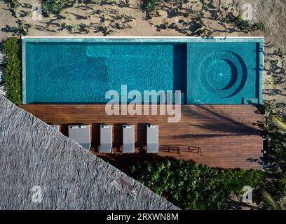 Vista dall'alto della casa per le vacanze con piscina. Casa Leria, Puerto Escindido, Messico. Architetto: TAC Taller Alberto Calleja , 2023. Foto Stock