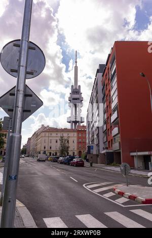 PRAGA, REPUBBLICA CECA, EUROPA - Zizkov Television Tower, una torre di trasmissione di 216 m. Quartiere di Zizkov. Foto Stock