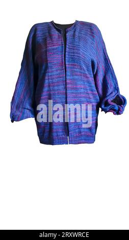 Prodotti a maglia fatti a mano. Cardigan lavorato a maglia con fili viola e rossi. Sfondo grigio. Copia spazio Foto Stock