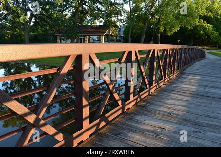 Attraversa il fiume Fox sul ponte a Burlington, Wisconsin, in estate Foto Stock