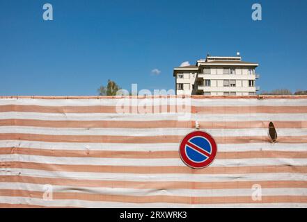 Nessun cartello di parcheggio sulla recinzione che circonda un cantiere Foto Stock