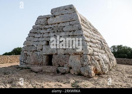 La Naveta di es Tudons è la tomba megalitica a camera più notevole dell'isola Baleari di Minorca, in Spagna. È il divertimento più grande e meglio conservato Foto Stock