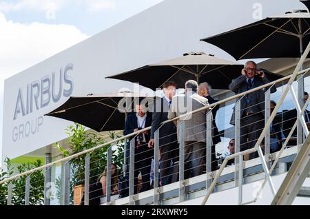 Airbus chalet al Farnborough International Airshow 2014, affollato di uomini d'affari. Strutture per meeting e fiere Foto Stock