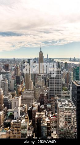 MANHATTAN, NEW YORK, USA, 15 SETTEMBRE 2023. Una vista panoramica verticale dell'Empire State Building e del quartiere circostante a Midtown Manhattan Foto Stock