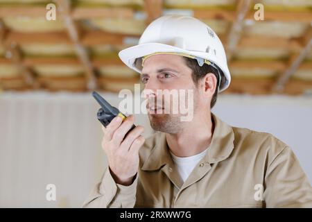 Ritratto di costruzione manager utilizzando un walkie-talkie Foto Stock