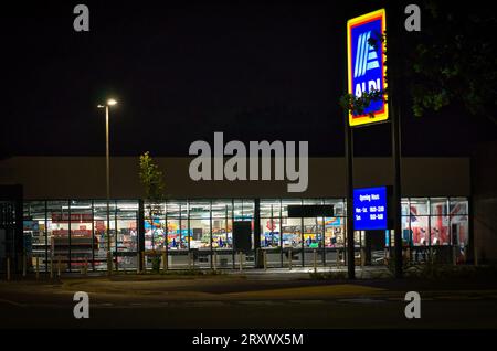 26 settembre - il supermercato Aldi in programma, di notte, pronto per la grande apertura il 28 settembre 2023 a Flitwick, Bedford, Bedfordshire Foto Stock