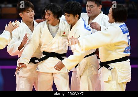 (230927) -- HANGZHOU, 27 settembre 2023 (Xinhua) -- gli atleti del Giappone celebrano la finale a squadre mista del Judo ai diciannovesimi Giochi asiatici di Hangzhou, nella provincia dello Zhejiang della Cina orientale, 27 settembre 2023. (Xinhua/li an) Foto Stock