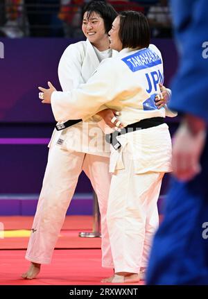 (230927) -- HANGZHOU, 27 settembre 2023 (Xinhua) -- gli atleti del Giappone celebrano la finale a squadre mista del Judo ai diciannovesimi Giochi asiatici di Hangzhou, nella provincia dello Zhejiang della Cina orientale, 27 settembre 2023. (Xinhua/li an) Foto Stock