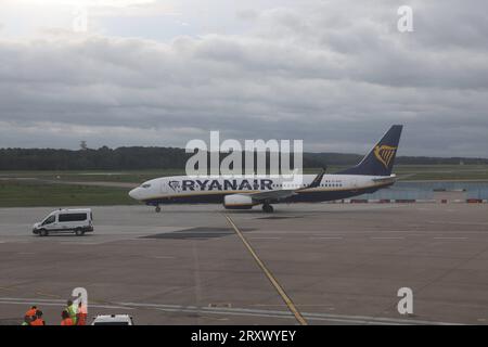 Koeln Themenfoto: Urlaub, Flugreise, Flugzeug, Ryanair, Koeln-Bonn, 26.09.2023 Eine Boeing 737 8AS der Fluggesellschaft Ryanair auf dem Rollfeld des Flughafen Koeln-Bonn Themenfoto: Urlaub, Flugreise, Flugzeug, Ryanair, Koeln-Bonn, 26.09.2023 *** Koeln foto tema vacanza, viaggi aerei, aereo, Ryanair, Koeln Bonn, 26 09 2023 Un Boeing 737 8AS della compagnia aerea Ryanair sulla pista dell'aeroporto di Koeln Bonn foto tema vacanza, viaggi aerei, aereo, Ryanair, Koeln Bonn, 26 09 2023 Copyright: xAugstx/xEibner-Pressefotox EP jat Foto Stock